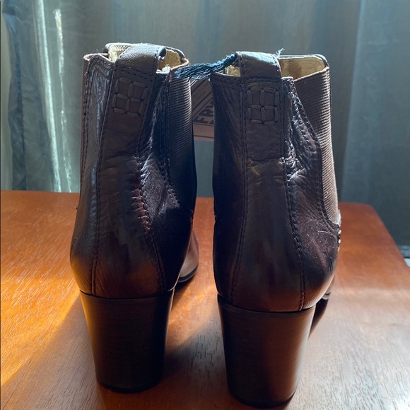 Frye Stella Chelsea Short Dark Brown Leather Ankle Booties Heeled Boots 9M - Picture 4 of 14